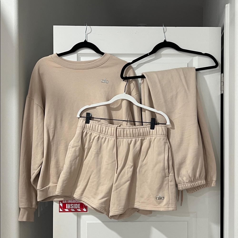 ALO Yoga Accolade Crewneck, Sweatpants and Sweatshorts in Macadamia (beige)